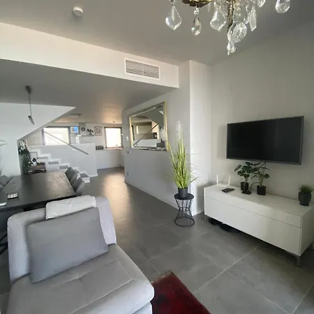 Luxury Penthouse Sea Views In Blue 5302